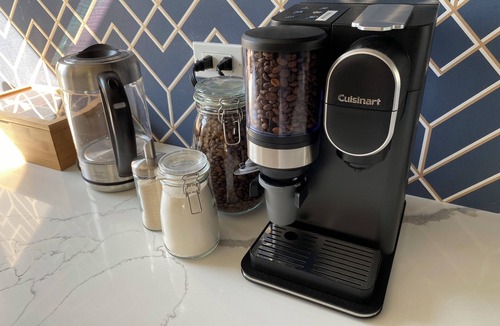 Avondale Apartment | Charming Chicago Retreat with Modern Comforts - Spa Bath