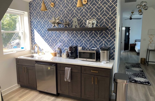 Avondale Apartment | Charming Chicago Retreat with Modern Comforts - Spa Bath