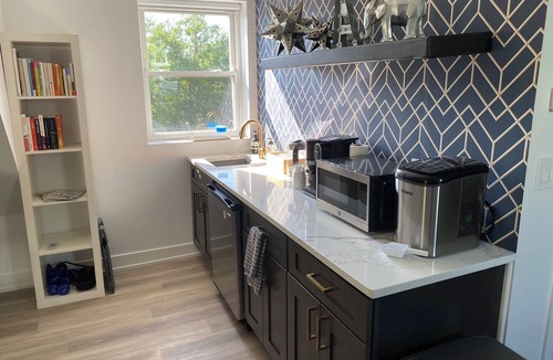 Avondale Apartment | Charming Chicago Retreat with Modern Comforts - Spa Bath