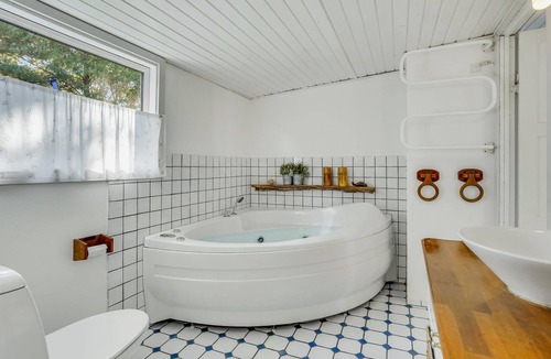 Kulhuse House | Charming, child-friendly with large eat-in kitchen that allows the whole family to get together.