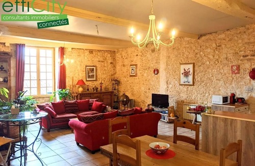 Capdrot House | Charming Cilla overlooking Medieval Plaza