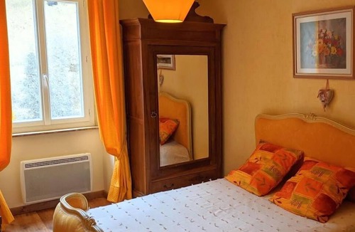 Capdrot House | Charming Cilla overlooking Medieval Plaza