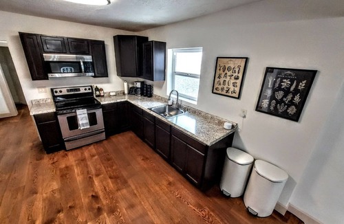 South Salt Lake Cottage | Charming City Cottage - 3 King Beds! Fiber Wifi!
