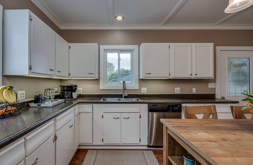 Clayton House | Charming Clayton Village Retreat – Walk to River, Shops & Sunset Views!