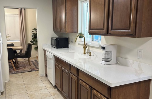 Thatcher House | Charming, CLEAN 3-bedroom house with AC, WiFi in Great Location