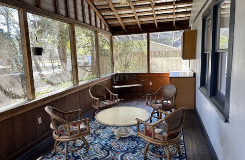 Micanopy Cottage | Charming, Clean/Cozy home one block from Downtown!