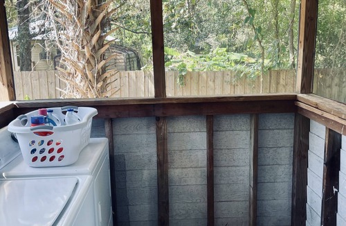 Micanopy Cottage | Charming, Clean/Cozy home one block from Downtown!