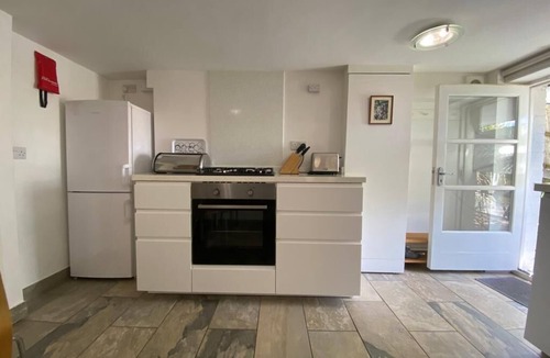 Clifton Apartment | Charming Clifton Garden Flat with Parking