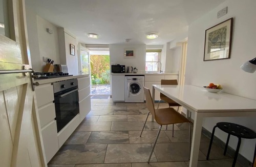Clifton Apartment | Charming Clifton Garden Flat with Parking