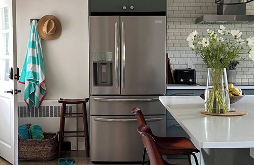 Wakefield-Peacedale House | Charming Coastal Cape walk to town & waterfront