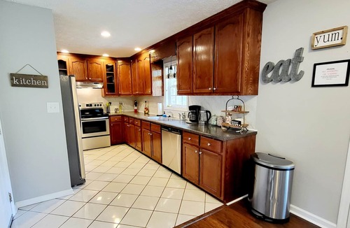 Pine Forest House | 🌟Charming Comfy Retreat; 7 miles to Bragg; Baby & Pet-Friendly; Veteran-Owned🌟