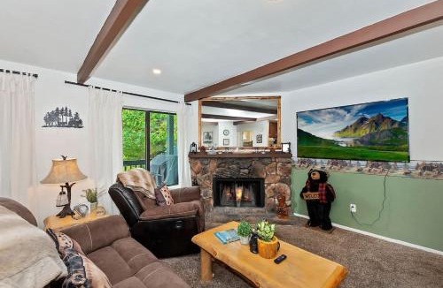 Boulder Bay House | Charming Condo W I Hot Tub & Pet Friendly