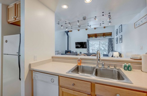 Carnelian Woods Condo | Charming Condo with Shared Hot Tub, Pool, Resort Amenities - Close to Ski & Beach
