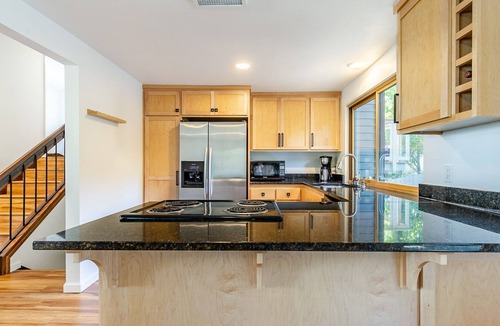 Friendly House | Charming contemporary home nestled in S. Eugene