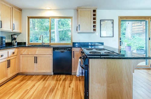Friendly House | Charming contemporary home nestled in S. Eugene