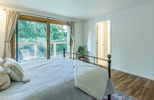 Friendly House | Charming contemporary home nestled in S. Eugene