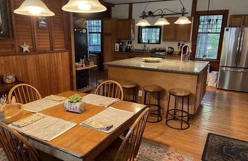 Elizabethtown House | Charming & Convenient 6 Bedroom Mountainside Lodge