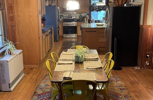 Elizabethtown House | Charming & Convenient 6 Bedroom Mountainside Lodge