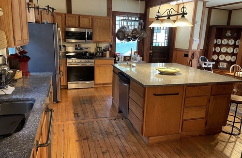 Elizabethtown House | Charming & Convenient 6 Bedroom Mountainside Lodge