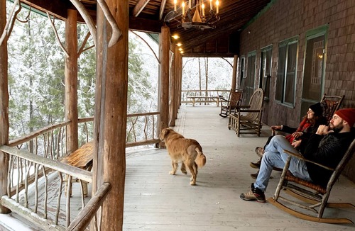 Elizabethtown House | Charming & Convenient 6 Bedroom Mountainside Lodge