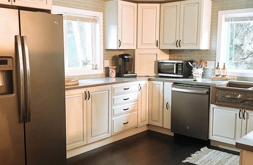 Big Flats Airport House | Charming & Convenient Home WITH HOT TUB