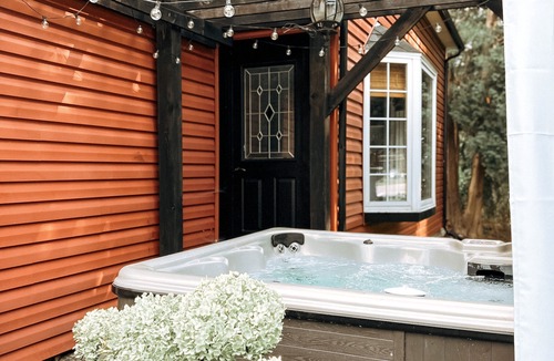 Big Flats Airport House | Charming & Convenient Home WITH HOT TUB