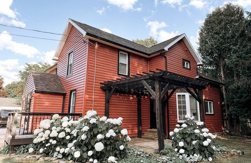 Big Flats Airport House | Charming & Convenient Home WITH HOT TUB