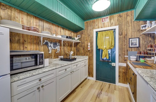 Duenweg Apartment | Charming Converted Railcar Studio in Joplin!
