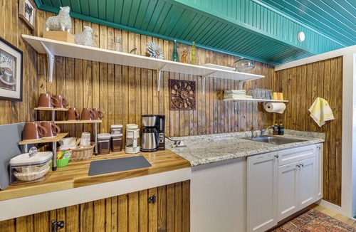 Duenweg Apartment | Charming Converted Railcar Studio in Joplin!