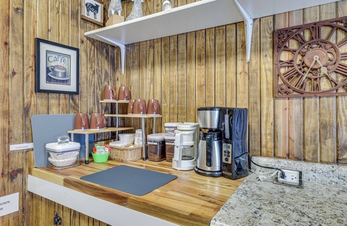 Duenweg Apartment | Charming Converted Railcar Studio in Joplin!