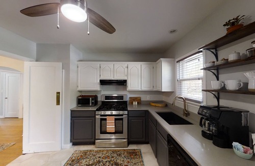 Tulsa House | Charming corner. 1 block from Tulsa Expo! Big yard. Dog friendly!