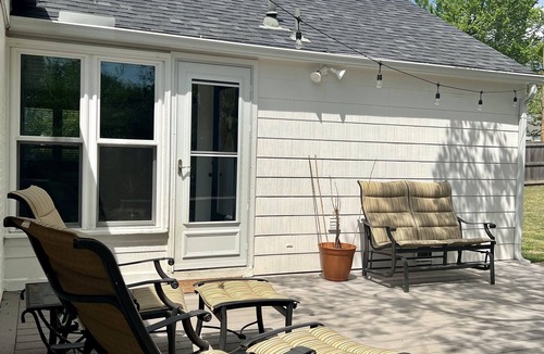 Tulsa House | Charming corner. 1 block from Tulsa Expo! Big yard. Dog friendly!