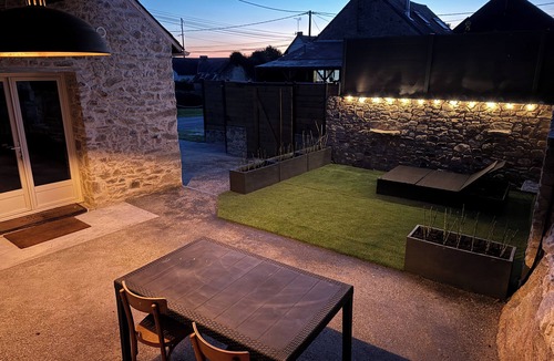 Savenay House | Charming, cosy and bright gîte, equipped kitchen, elegant bedroom, quiet location.