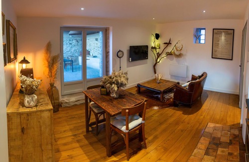 Savenay House | Charming, cosy and bright gîte, equipped kitchen, elegant bedroom, quiet location.