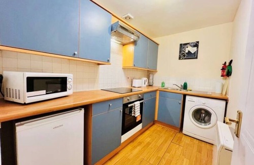 Paisley Apartment | Charming, Cosy Escape with Quick Access to Glasgow