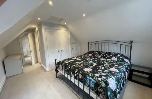 Guildford House | Charming & Cosy Town Centre Home with Parking