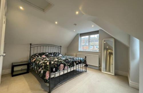 Guildford House | Charming & Cosy Town Centre Home with Parking