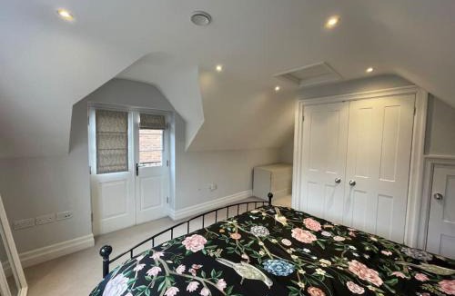 Guildford House | Charming & Cosy Town Centre Home with Parking