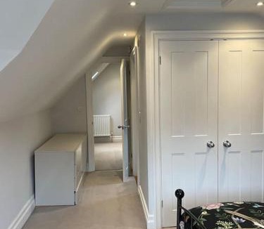 Guildford House | Charming & Cosy Town Centre Home with Parking