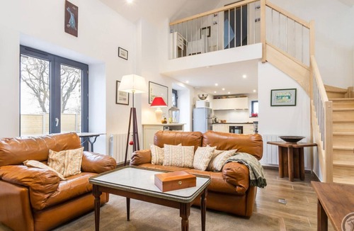 Portbail Cottage | Charming cottage on hillside - Private garden, parking