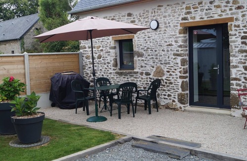 Portbail Cottage | Charming cottage on hillside - Private garden, parking