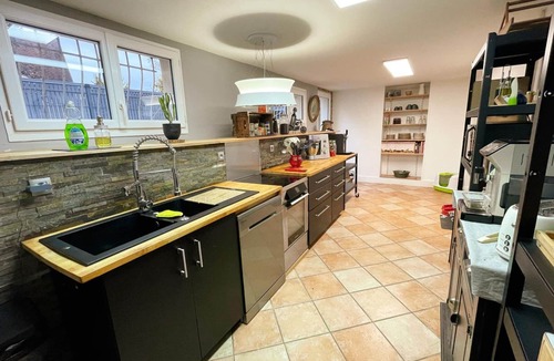 Chambray-les-Tours Cottage | Charming cottage with enclosed garden and pets allowed