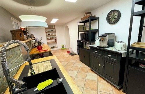 Chambray-les-Tours Cottage | Charming cottage with enclosed garden and pets allowed