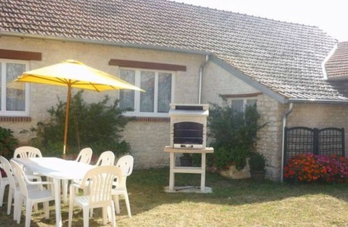 Sceaux-du-Gatinais Cottage | Charming Cottage with Garden, Near Paris & Orléans
