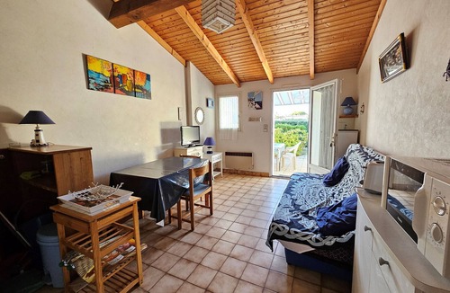 La Faute-sur-Mer House | Charming Cottage 400m from Beach with Terrace