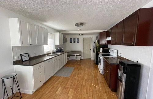 B-Say-Tah Cottage | Charming Cottage in Qu'appelle Valley, Echo Lake - Minutes from Town