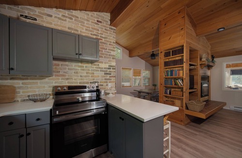 Whiteshell Cabin | Charming Cottage- lakefront, hot tub, snowmobiling