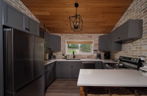 Whiteshell Cabin | Charming Cottage- lakefront, hot tub, snowmobiling