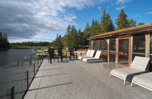 Whiteshell Cabin | Charming Cottage- lakefront, hot tub, snowmobiling