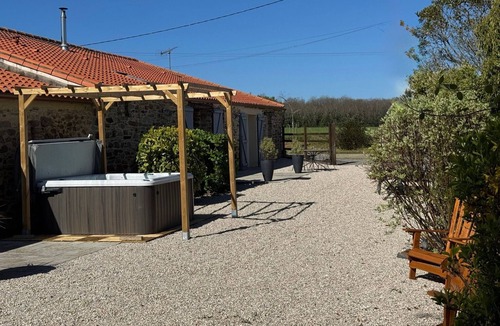 Port-Saint-Pere Cottage | "Charming Cottage with Private Garden, Jacuzzi, and Bikes – Near Nantes & Beach"
